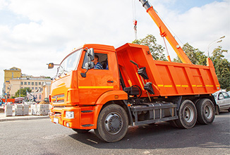 Addetto utilizzo gru su autocarro